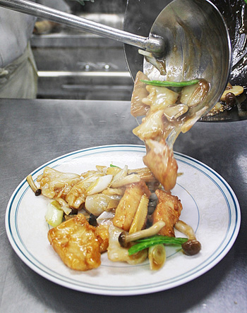 白身魚と紋甲ｲｶの炒め 今日のﾗﾝﾁ 10月23日