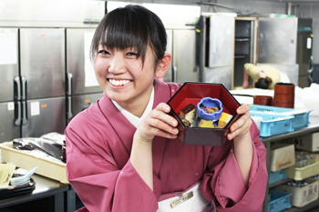 仲居のﾌﾛﾝﾄ研修　初日　ホテルで働く人達