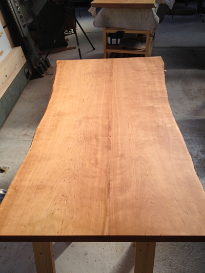 飛騨の工房めぐり:最近は山桜のダイニングテーブルを作りました。
