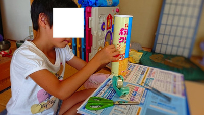 お菓子の箱を装飾中
