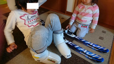 スキーシューズを装着中