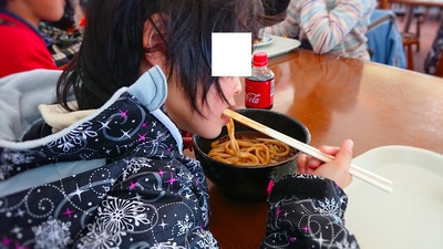 カレーうどんをがっつく娘