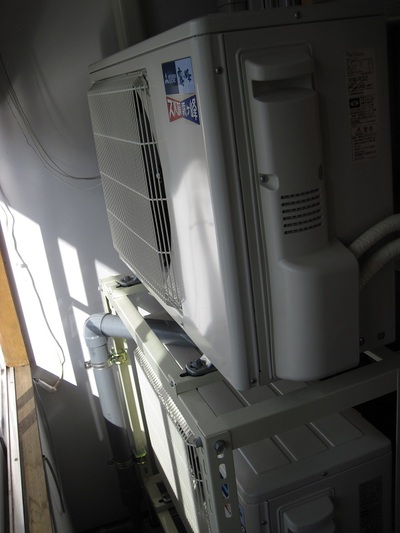 室外機が2台ある狭いベランダ