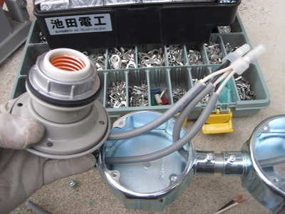 結線して器具を取り付け