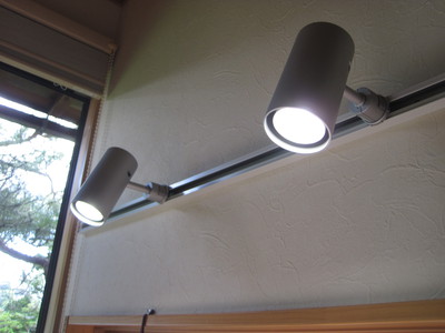 照明器具の試験点灯中