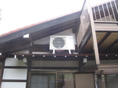 屋根の上の室外機