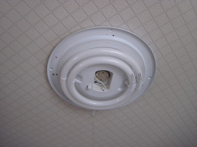 セードを外した直後の照明器具