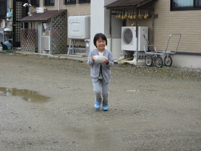 お手伝い中の娘
