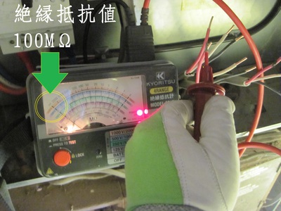 個別に絶縁抵抗値の測定中