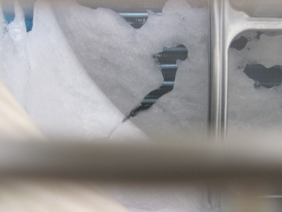 霜により氷結した室外機内部