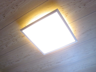 電球色での点灯試験