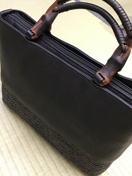 「実は草履だけじゃない」～明日草履展です～