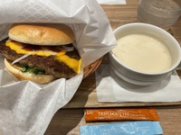 収まりきらない  モスの新とびきりチーズバーガー 2025/01/20 18:43:42
