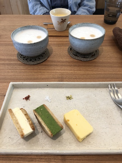 カフェ【二十四】さんのテリーヌとサンド、そしてテーブル