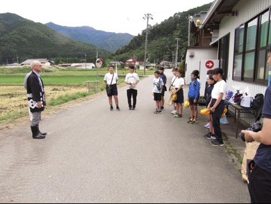 宮田小学校5年生11名が稲刈り体験