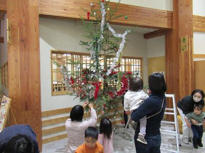 虹流館くぐの「大掃除」と「クリスマスツリー」飾り付け