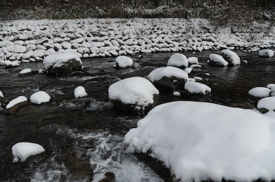 今日の秋神川【雪積もる】