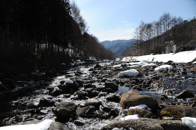 今日の秋神川【残雪の中】