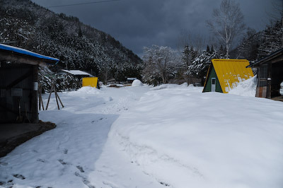 今日の秋神川【ひと雪降る】