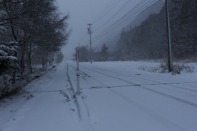 今日の秋神川【雪踊る】