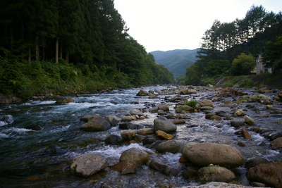 夕方の秋神川