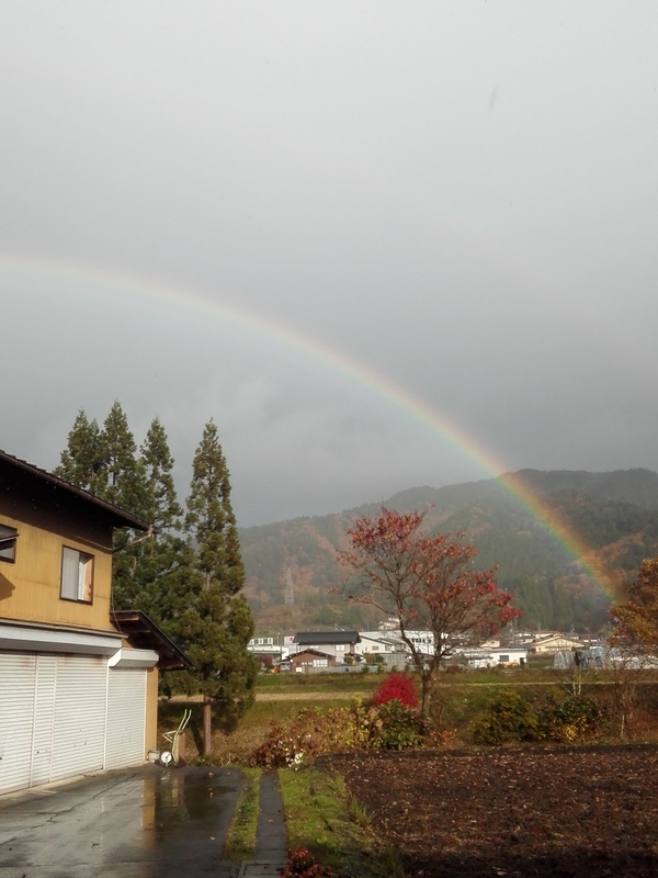 店の前に大きな虹