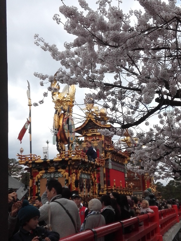 春の高山祭り中橋にて