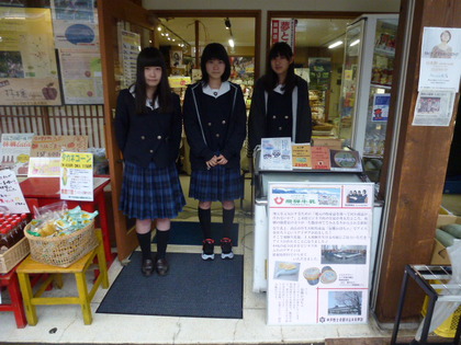 午前　飛騨高山高校の生徒さんによるアイスクリーム販売会！