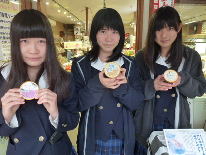午前　飛騨高山高校の生徒さんによるアイスクリーム販売会！