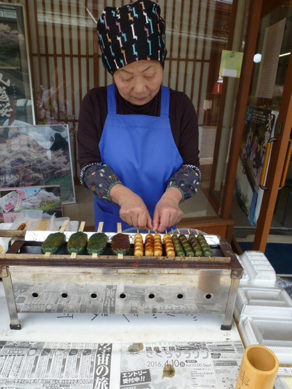 よもぎ五平餅・よもぎみたらしだんご店頭販売♪