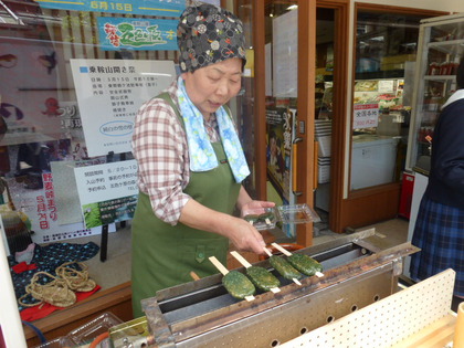よもぎ五平餅・よもぎみたらしだんご店頭販売♪