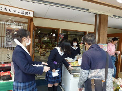 飛騨高山高校生徒さんによる試食会開催中♬