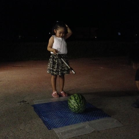 毎年恒例のBBQ。〆はスイカ割り!!