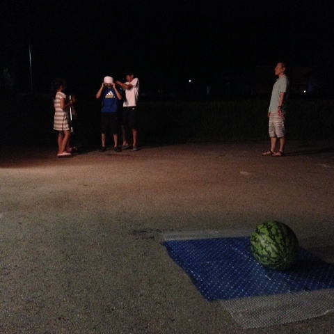 毎年恒例のBBQ。〆はスイカ割り!!