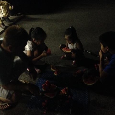 毎年恒例のBBQ。〆はスイカ割り!!