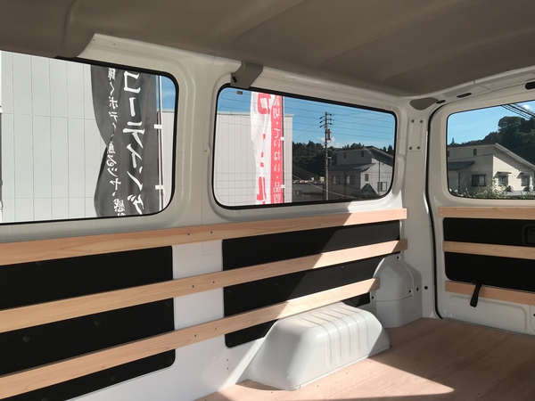 新車時に貼ってもらったけど、見えるんやさ。