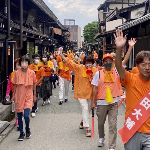 古い町並を大行進桃太郎