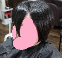 働く女性のショートボブ