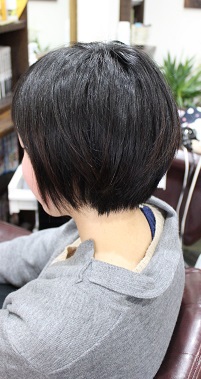 働く女性のショートボブ
