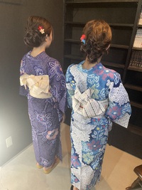 美人姉妹の浴衣着付けを