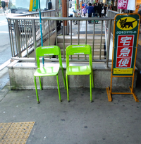 ライム色のイス。