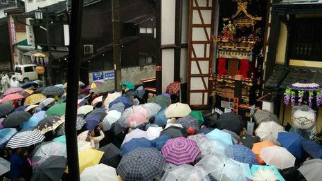 雨のからくり奉納