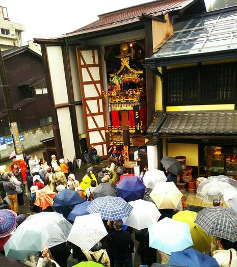 春の高山祭り