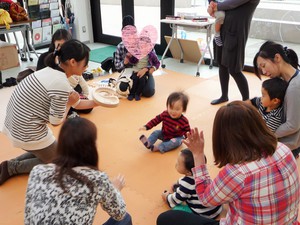 親子のための音脳リトミックinまちスポの様子①