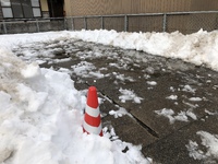 駐車場の雪かき　半分ほど人力で。 2022/12/28 15:22:16