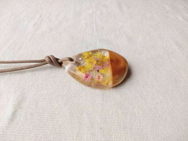 お花の大きめネックレス..｡.:*