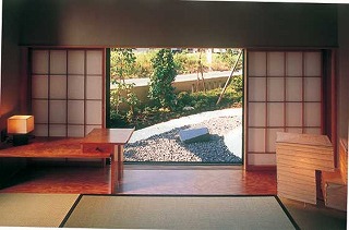 庭を眺めながら・・・