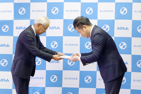 たかしん地域振興協力基金の助成目録授与式を行いました。