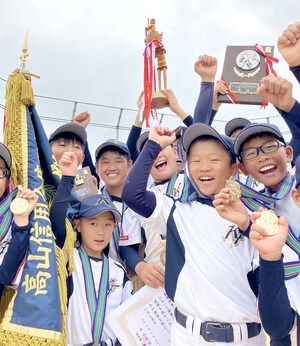 一位一刀彫の伝統工芸士 和仁久幸さんが木彫りの優勝トロフィーを制作してくださいました！