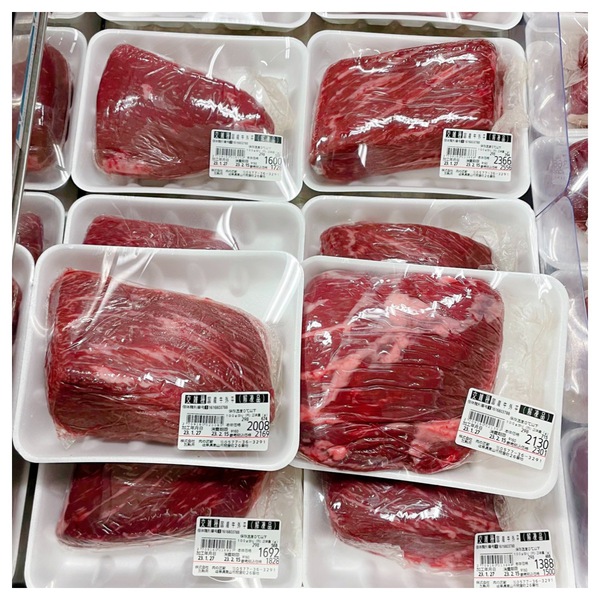 国産交雑牛ももブロック100ｇ￥298 オージービーフももブロック100ｇ￥148:肉の匠家ブログ